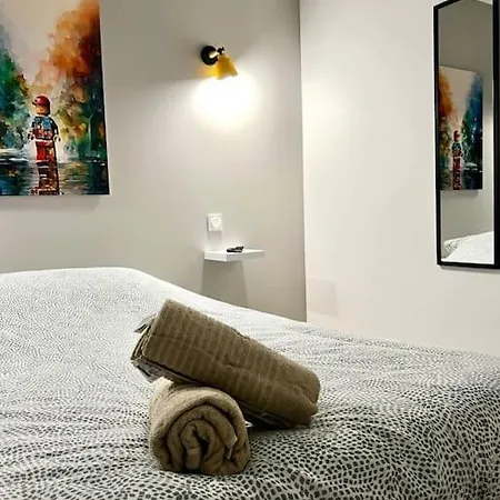 Le Lego, 3 Chambres, 8 Personnes Et Parking, Centre Apartment