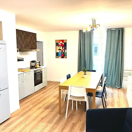 Le Lego, 3 Chambres, 8 Personnes Et Parking, Centre Apartment