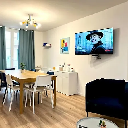 Le Lego, 3 Chambres, 8 Personnes Et Parking, Centre アパート